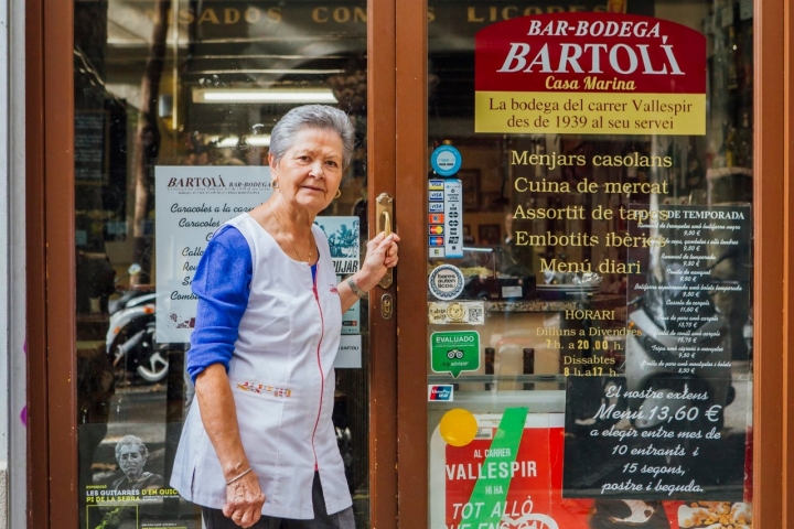 Marina, al frente de su bodega, que regenta con la ayuda de sus dos hijos y sus dos nueras, que a su vez son hermanas.