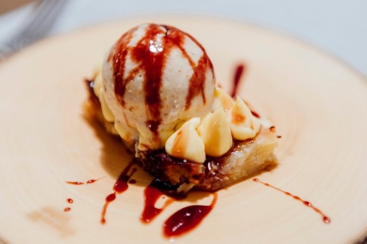 Helado de 'camagrocs' (trompeta amarilla), patata gratinada con vainilla de Tahití y crema diplomática con mantequilla.