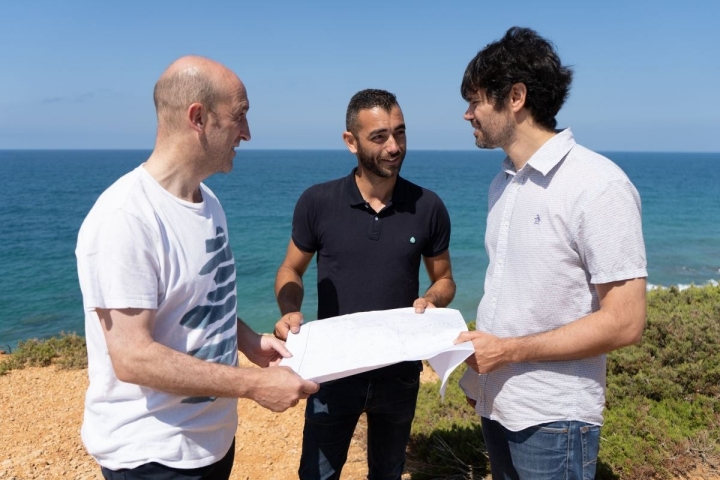 Aitor Arregi, Emilio Marín -el pescador de cabecera- y Pablo Vicari en Cabo Roche, antes de acudir a la lonja de Conil.