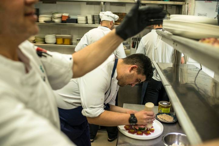 Restaurante Bugao. Ceuta. Hugo prepara el sashimi alto de atún con esferificaciones de yuzu y alga wakame