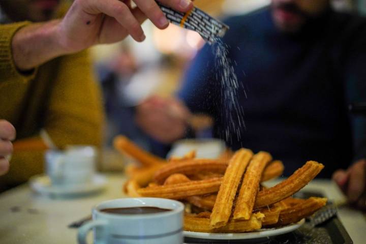 Espolvoreando azúcar sobre unos churros de El Castillo