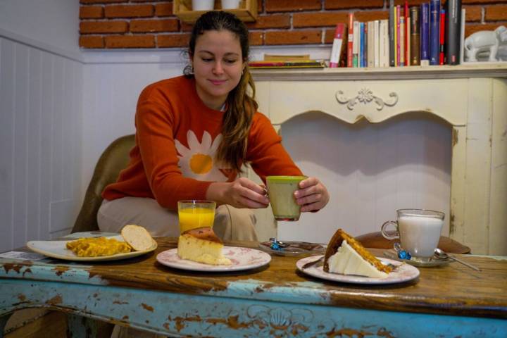 Una clienta de El Paquidermo tomando un desayuno