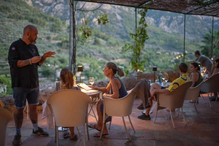 Marcos explica los platos a los comensales con unas vistas privilegiadas