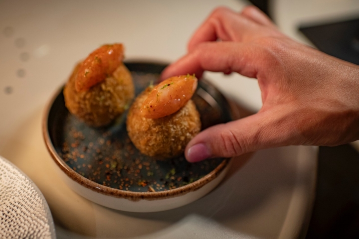 Croqueta de cerdo negro y gambusí