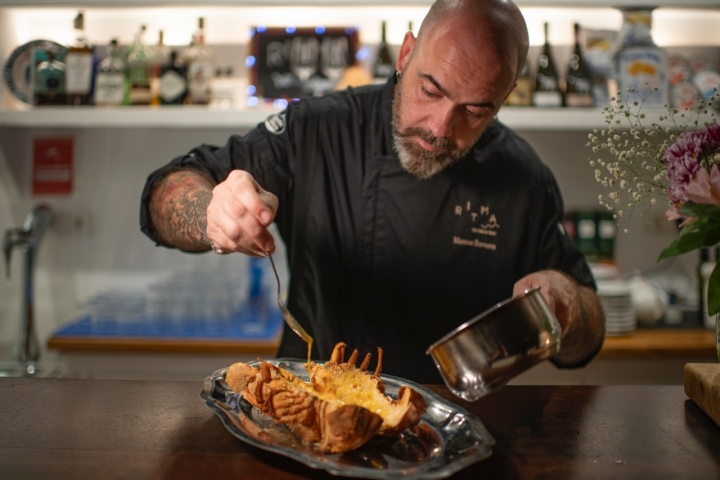 Preparación de la cigala real con mantequilla ahumada.