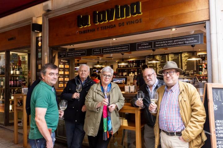 Gente con una copa de vino en La Tavina.