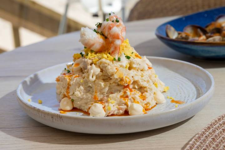 Ensaladilla con langostinos de Sanlúcar.