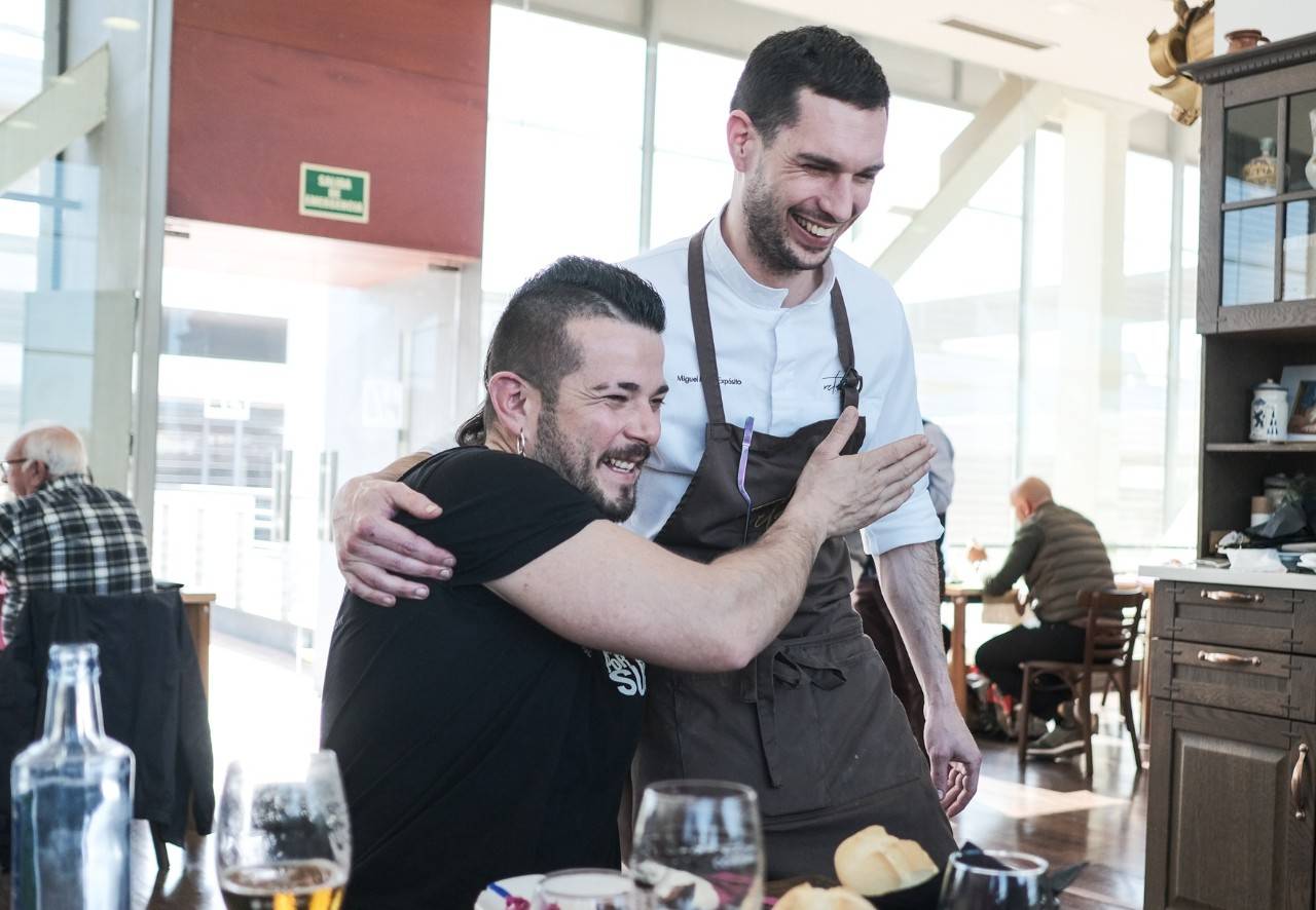 Los chefs Carlos Maldonado y Miguel Ángel Expósito se abrazan la sala de Semillas.