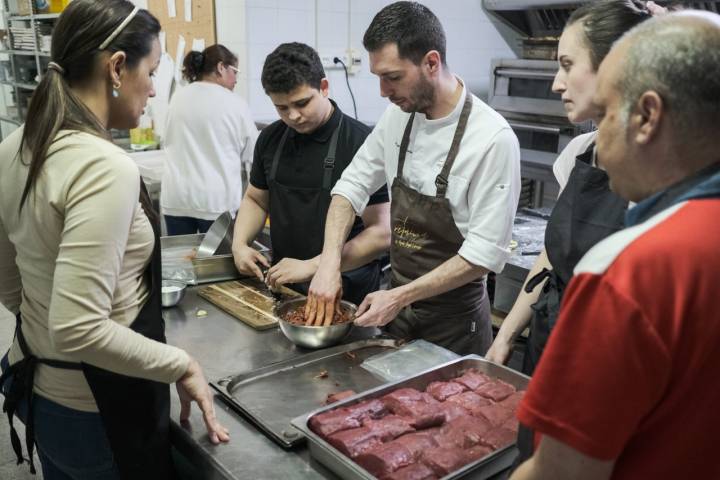 El chef Miguel Ángel Expósito acudió a dar una clase a la escuela.