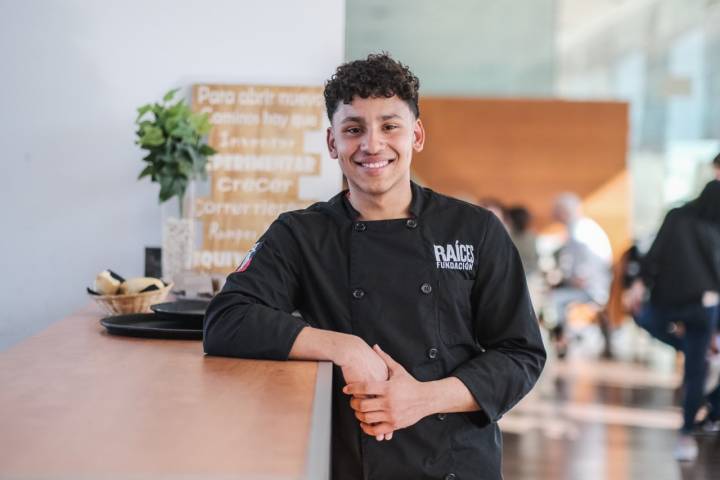 David Meneses, de 17 años, colombiano, posa apoyado en la barra del restaurante.