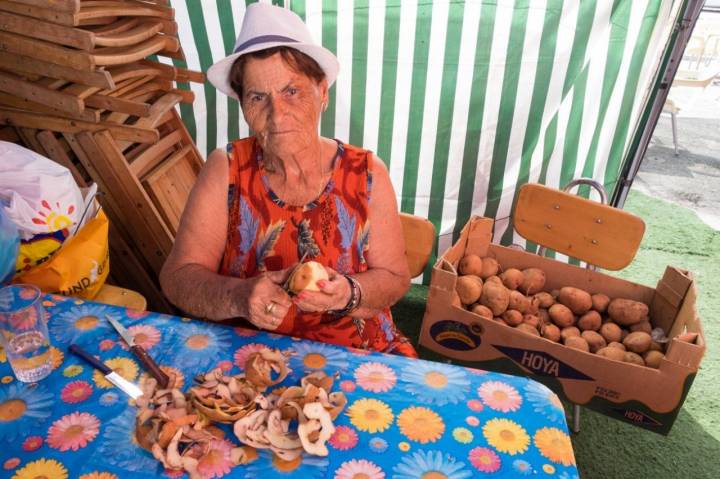 'La Barranquera' (Valle Guerra): mujer pelando papas