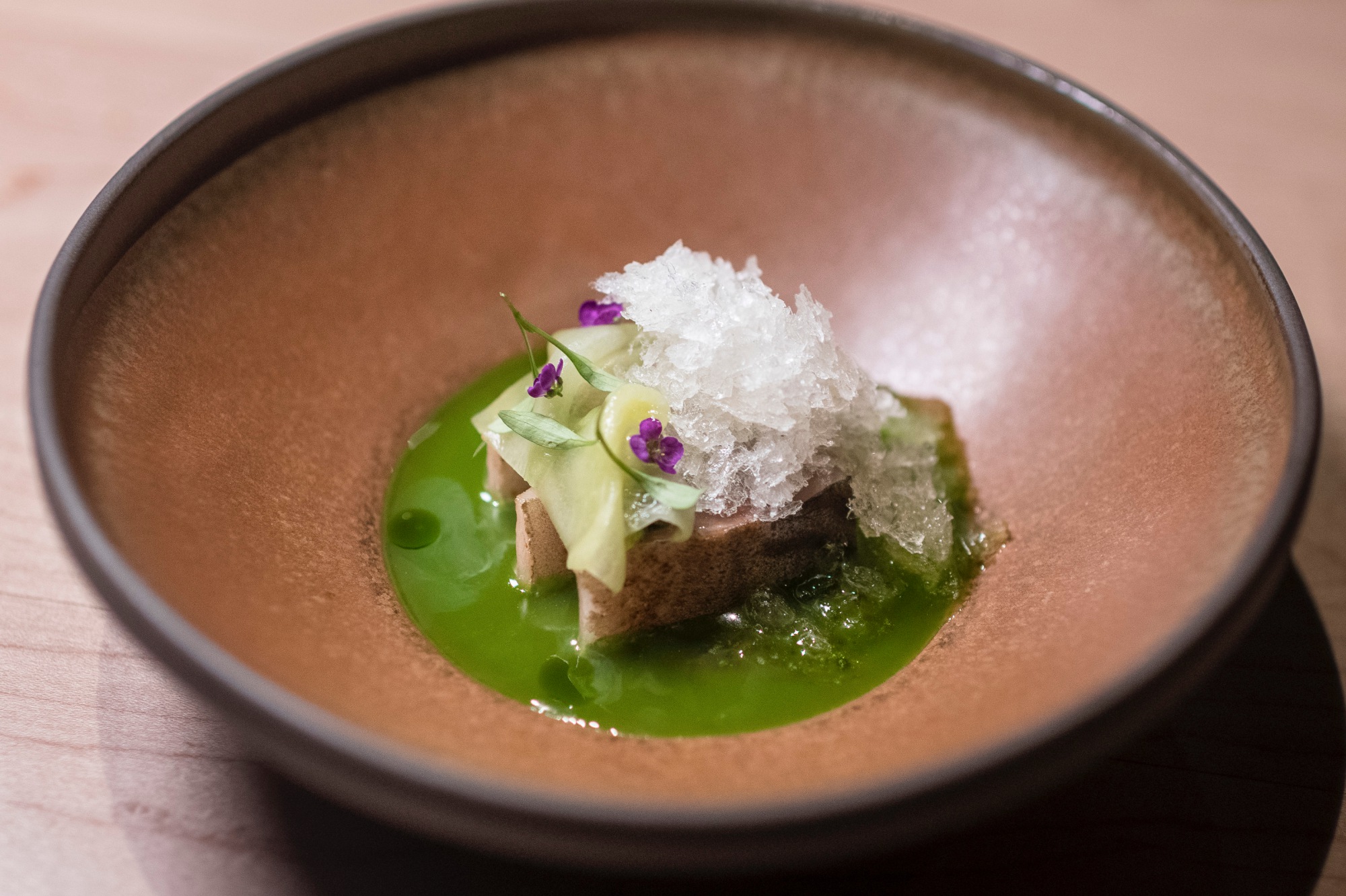 Caballa aburi y dashi de tomate.