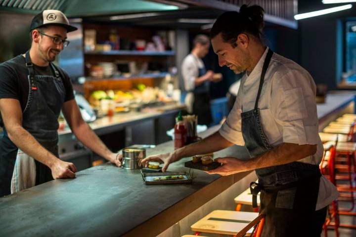 El original 'outfit' de los chefs llama la atención de los comensales, así como sus explicaciones.