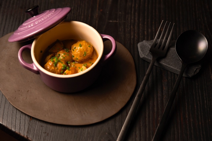 Albóndigas picantes servidas en una mini olla Le Creuset. Albóndigas picantes servidas en una mini olla Le Creuset.