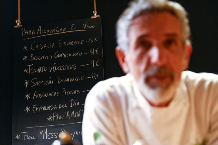 La carta sobre pizarra domina la sala. La carta sobre pizarra domina la sala.