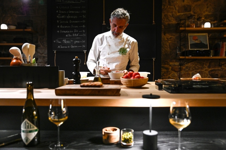 La barra tiene capacidad máxima para 12 comensales. La barra tiene capacidad máxima para 12 comensales.