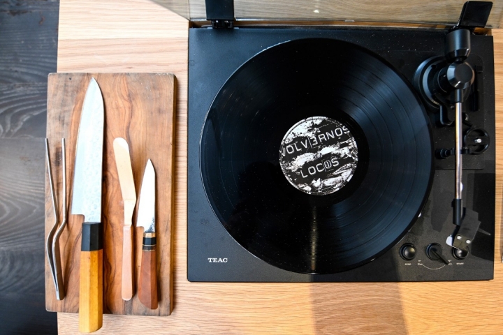 La experiencia se ameniza al ritmo de los vinilos de su colección particular. La experiencia se ameniza al ritmo de los vinilos de su colección particular.