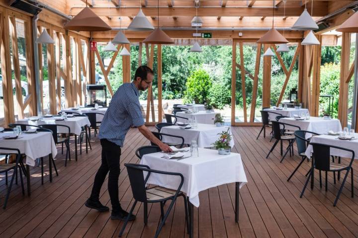 Una sala de madera con manteles, el ambiente más formal.