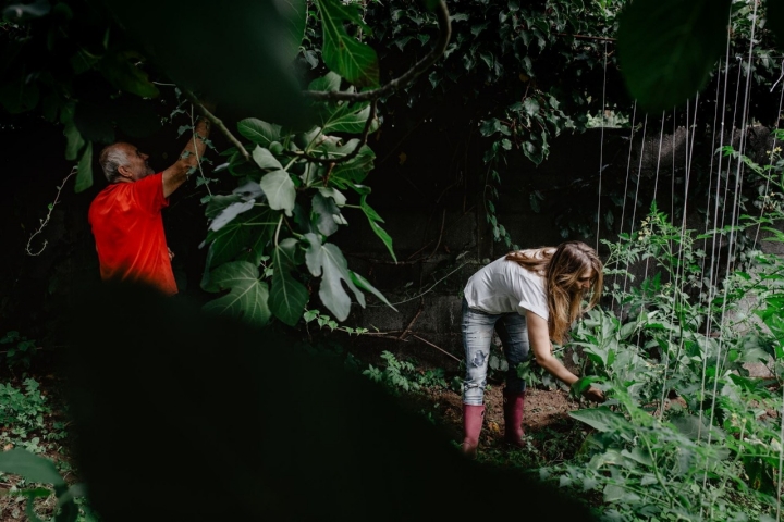 Lucía, su padre y la huerta.