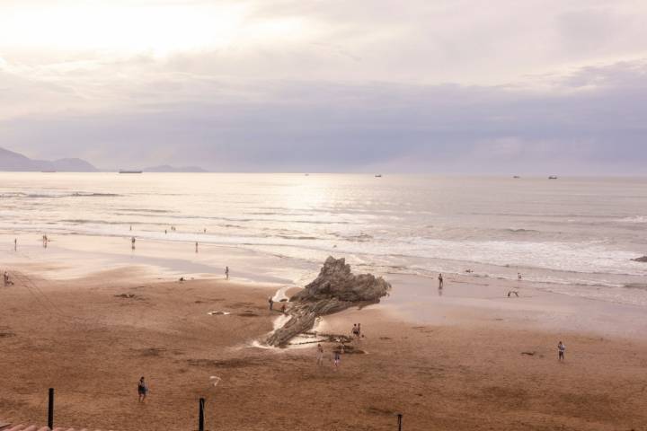 Playa de Atxabiribil (Sopela, Bizkaia).