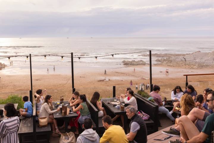 Terraza de El Peñón frente a la playa de Sopela