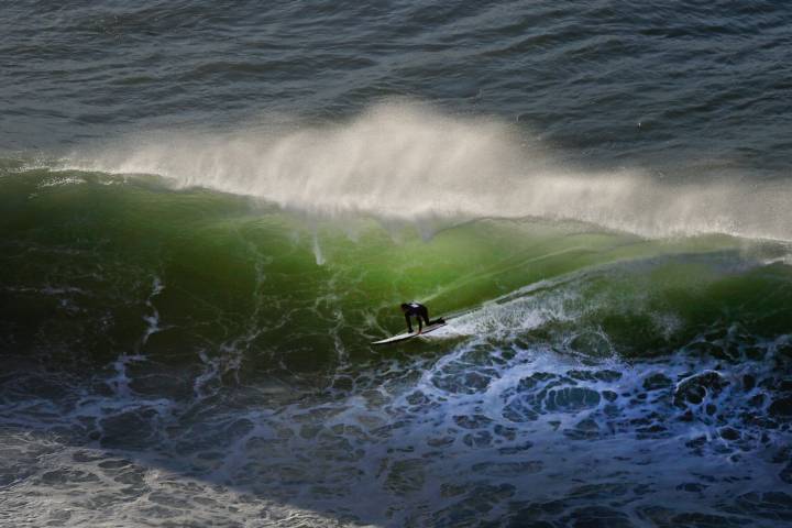 Surfista en la playa de Atxabiribil (Bizakai)