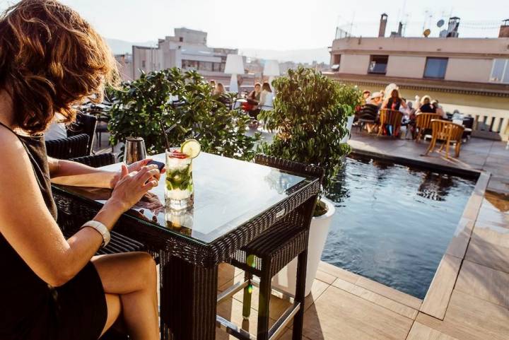 Refrescarse con un mojito a los pies de la piscina.