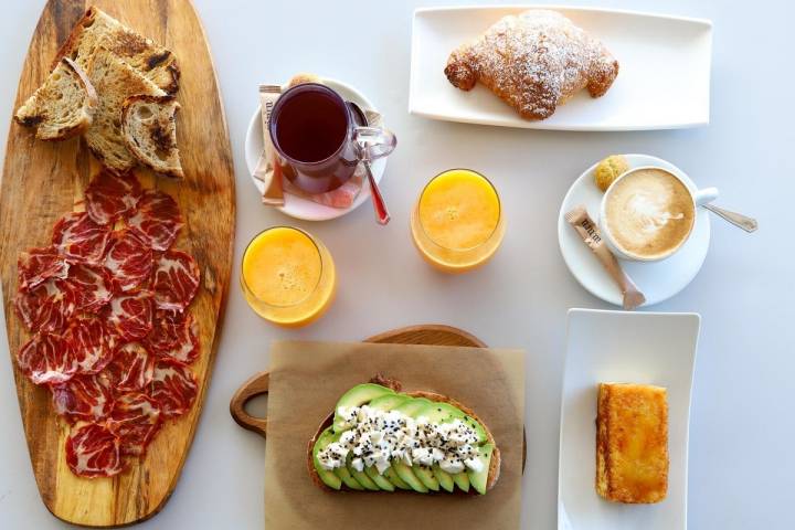 Entre las 11 y las 12 de la mañana sirven desayunos y se paga de promedio 5 euros.