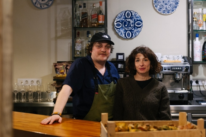 Fran & Patri retratados en la barra de Texu 