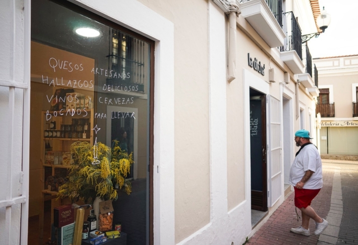  El escaparate es una ventana que, ni de lejos, deja entrever todo lo que alberga su interior.