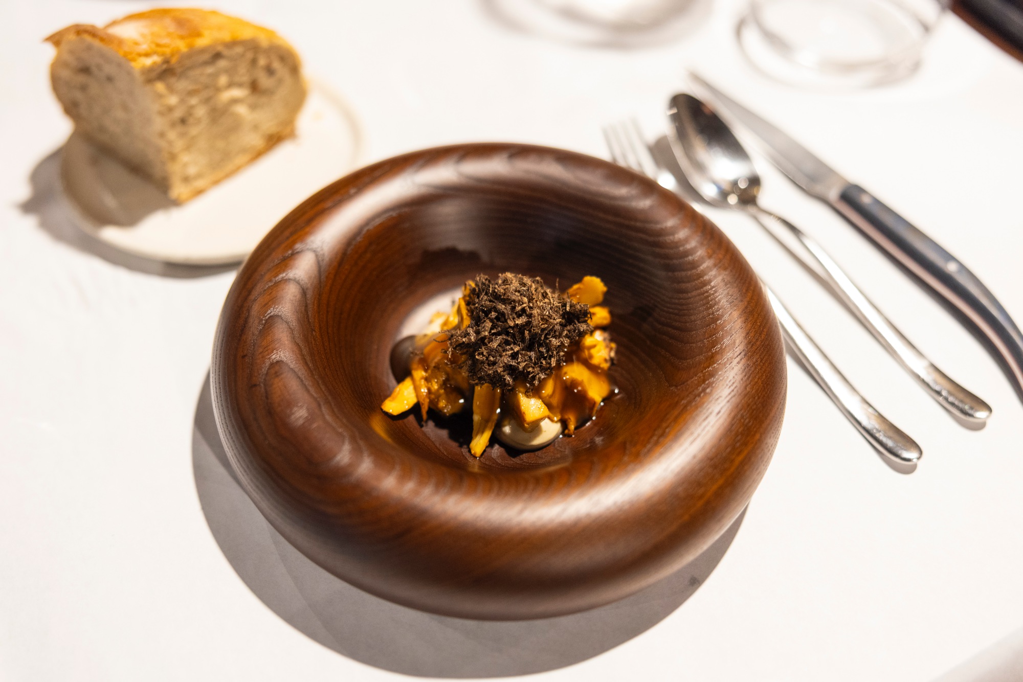 Setas, emulsion de la misam, trufa y yema ecológica