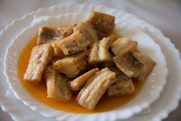 Plato de tollos, o trozos de cazón en salsa, en el guachinche Quintero, en Tenerife.