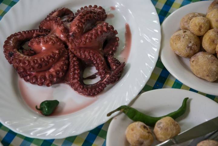 Plato de pulpo y papas arrugás del guachinche de Las Galanas, en Tenerife.