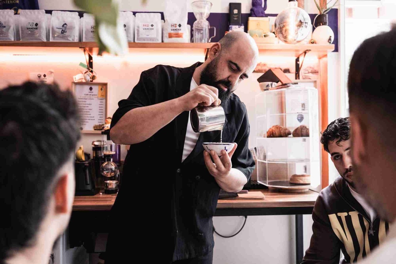 Juanma Pérez preparando un café para su joven clientela.