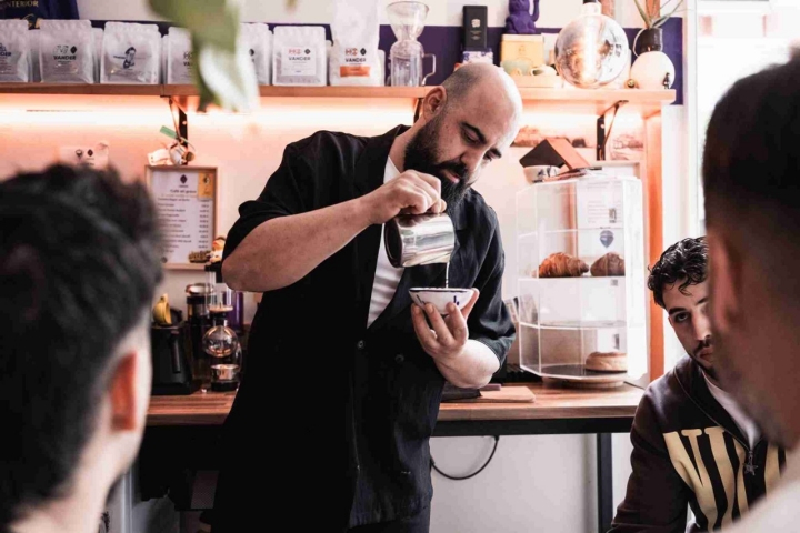Juanma Pérez preparando un café para su joven clientela.