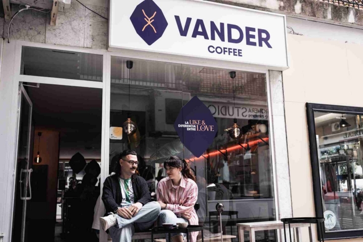 Clientes esperando por su café en la pequeña terraza.