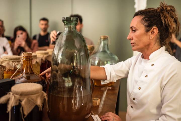 Begoña mostrando los vinagres que trabaja en su restaurante.