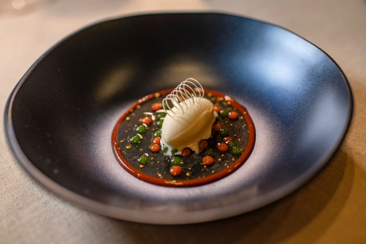 Ramallet y Mahonés. agua de tomate ahumada al sarmiento, caramelo de tomate,esféricos de albahaca, helado de mahonés añejo y caramelo de mahonés.