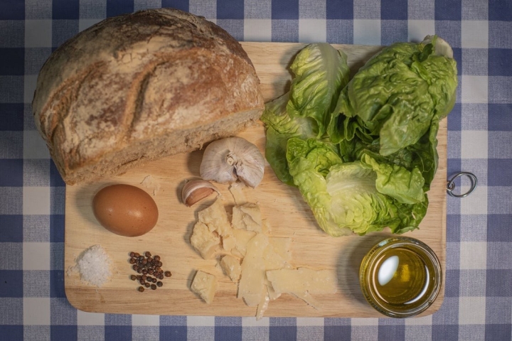 La ensalada César es una receta de aprovechamiento que ha alcanzado un nivel 'top'.