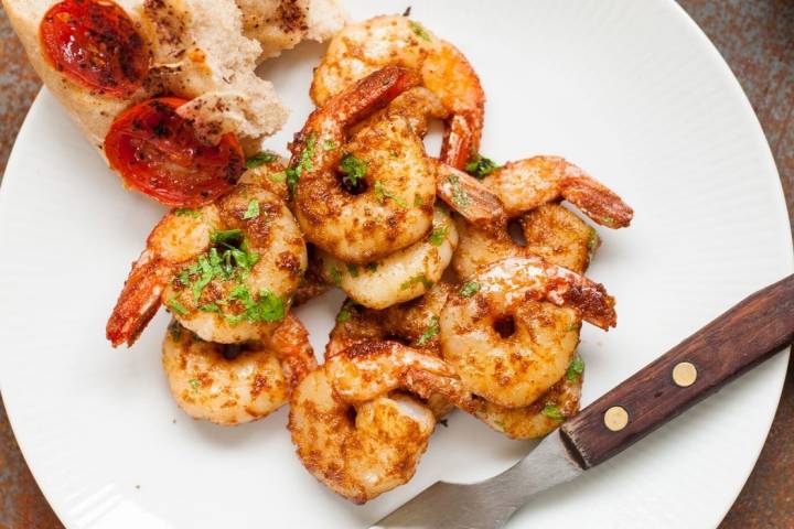 El arroz blanco puede ser una buena guarnición para este plato. Foto: Shutterstock.