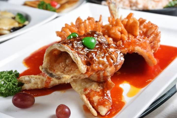 En esta receta el pescado va rebozado con cabeza incluida. Foto: Agefotostock.