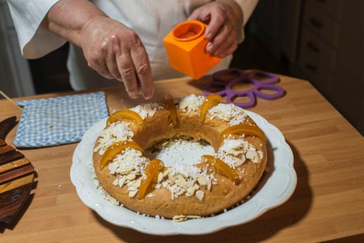 Fruta escarchada y almendras sobre el roscón