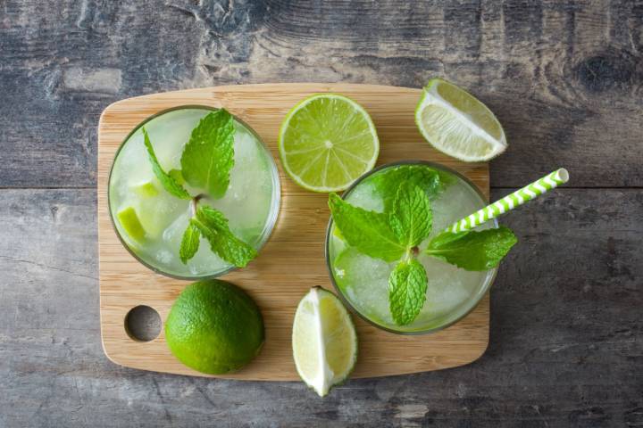 En unos minutos, cócteles listos para celebrar. Foto: Shutterstock