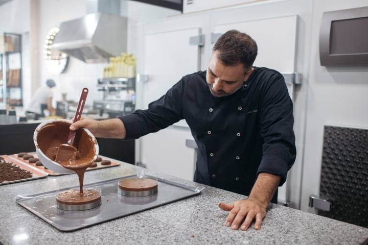 El mousse de la abuela se vierte sobre el brownie de plátano y chocolate.