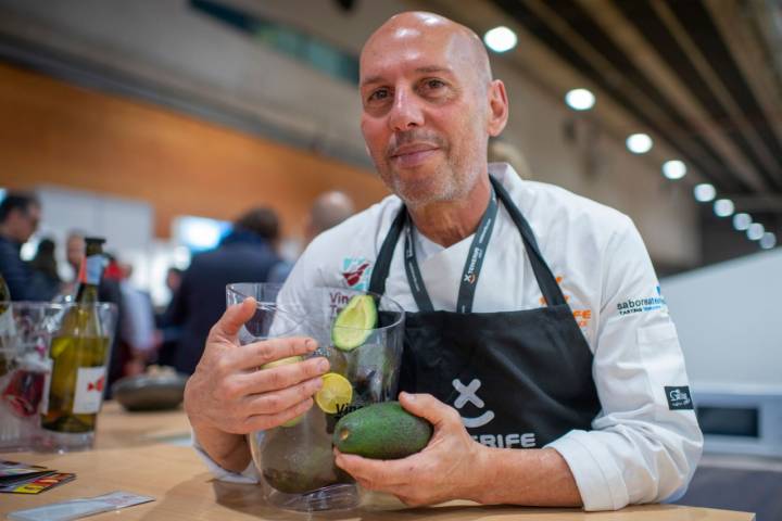 Isidro Álvarez posa con aguacates en el stand de Saborea Tenerife en Madrid Fusión 2020