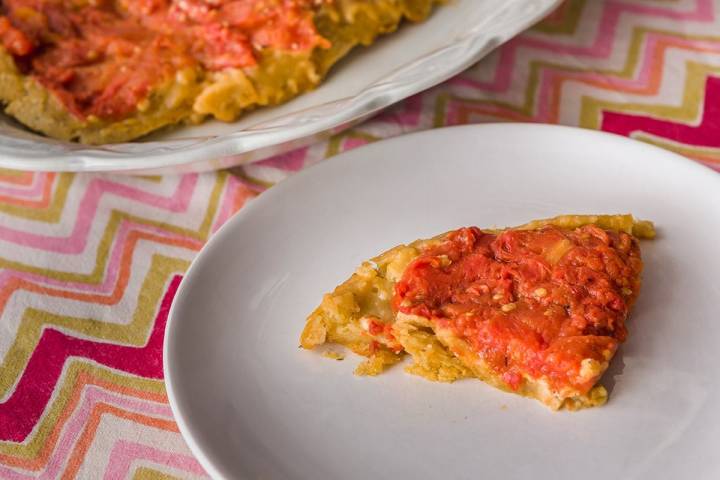 Aspecto final de la tarta de tomate del revés.