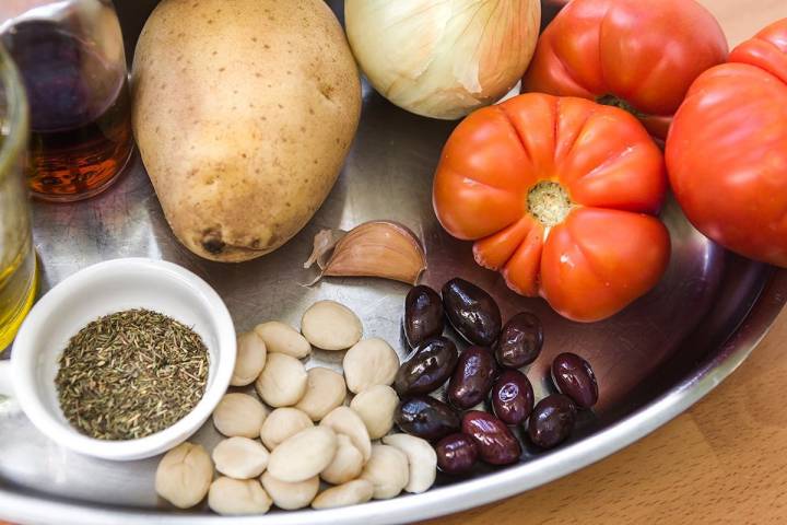 Ingredientes para la cazuela de patatas.