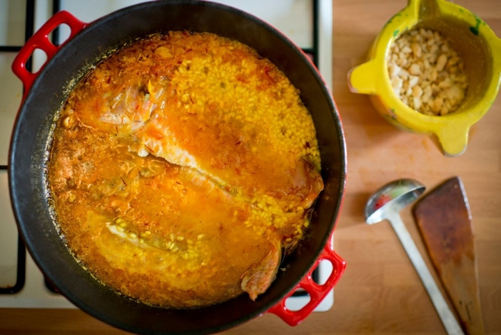 Luego dejar el arroz a fuego lento otros 5-6 minutos.