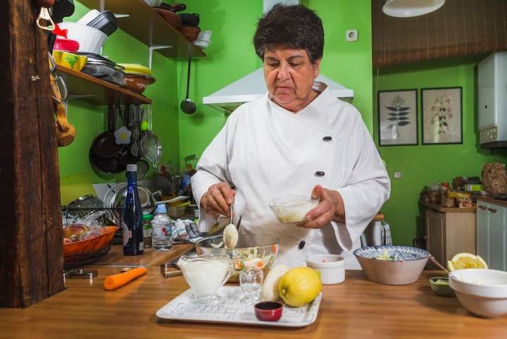 Rosa Tovar cocinando.