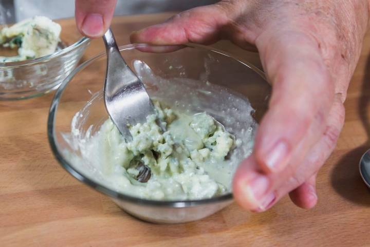 Desmenuzamos el queso azul.